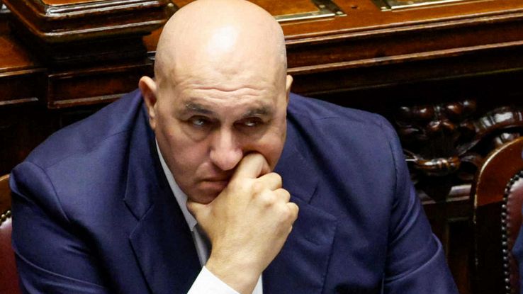 Il ministro Crosetto accompagna anziana in polizia, agente gli chiede: “Lei chi è?”