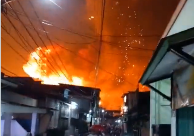 Indonesia, incendio distugge deposito di carburante: 19 vittime