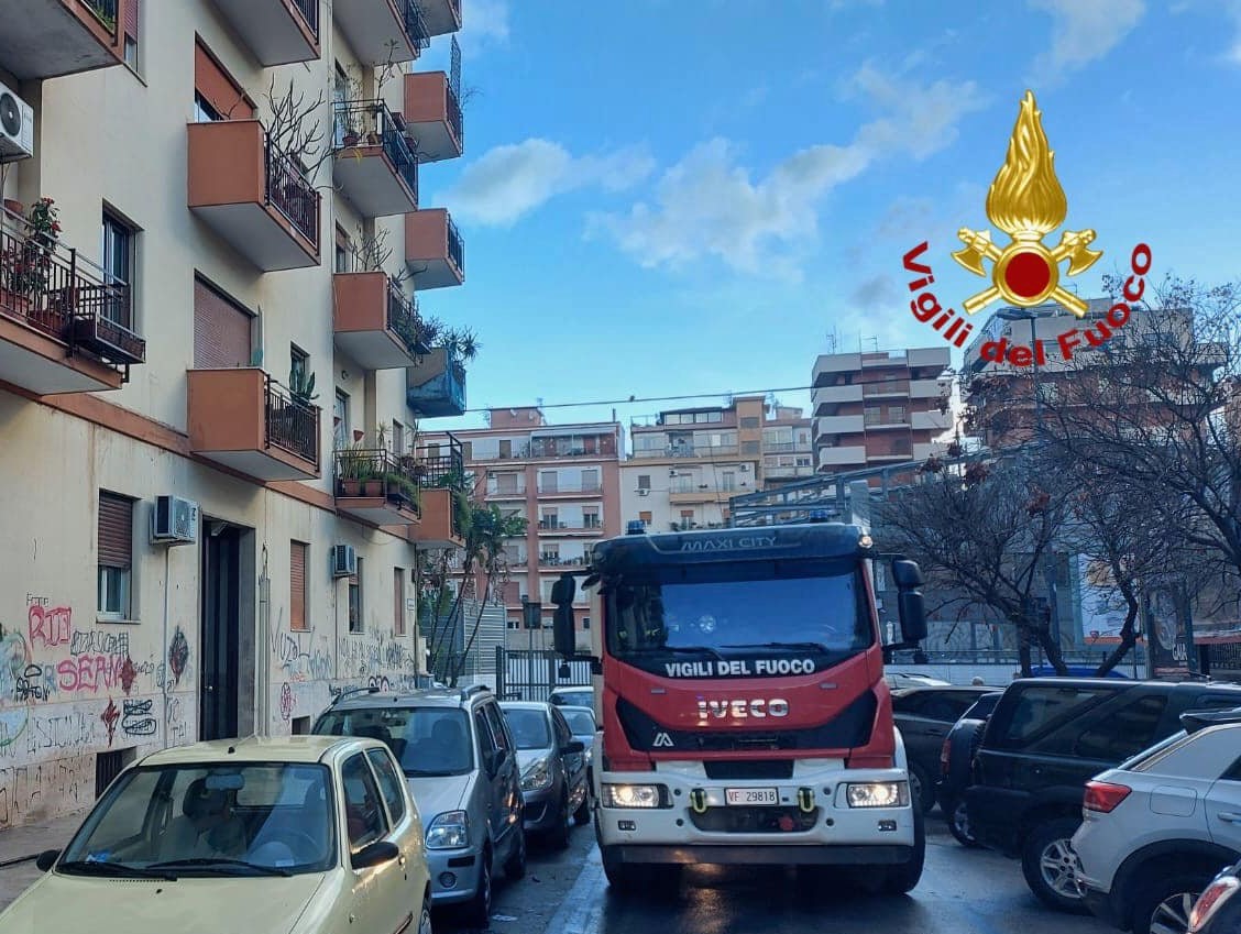 Palermo, incendio in un seminterrato: vigili del fuoco domano rogo