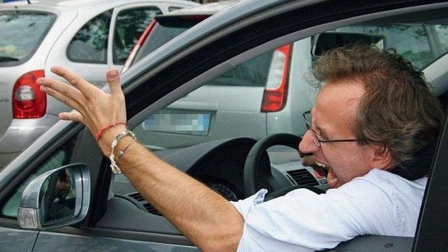 Comiso, aggredisce ragazza per un parcheggio: sequestrate armi a settantenne