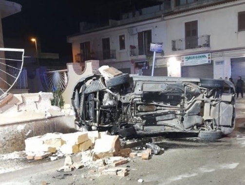 Mazara del Vallo, auto sfugge ad un controllo e si schianta contro un muro: un morto e due feriti