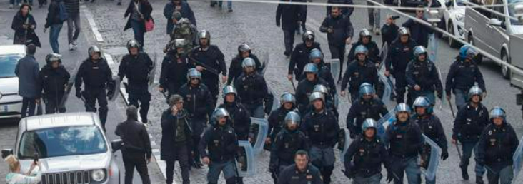 Napoli-Eintracht, nella notte pietre e bombe carta vicino agli hotel