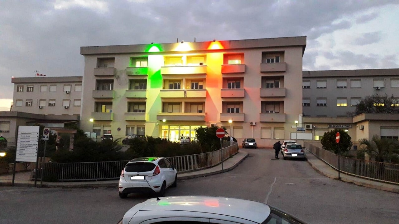 Minicar si ribalta lungo la statale 115, giovane in ospedale