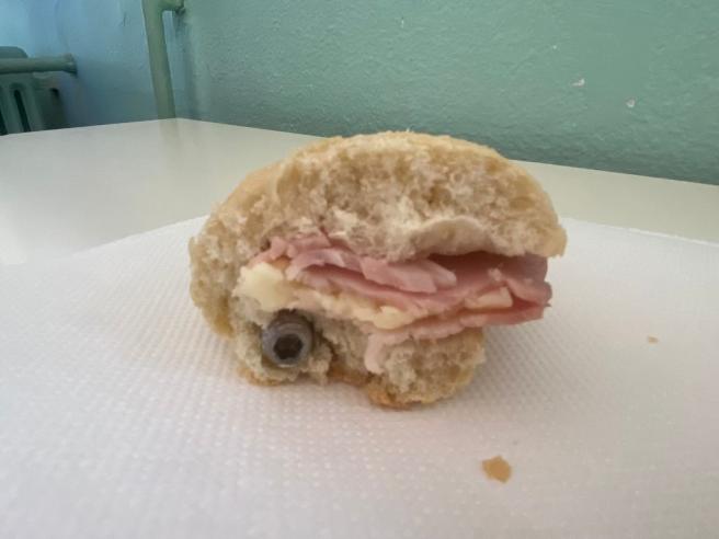 Milano, bullone dentro panino in scuola elementare: fornitore pagherà 750 euro di multa