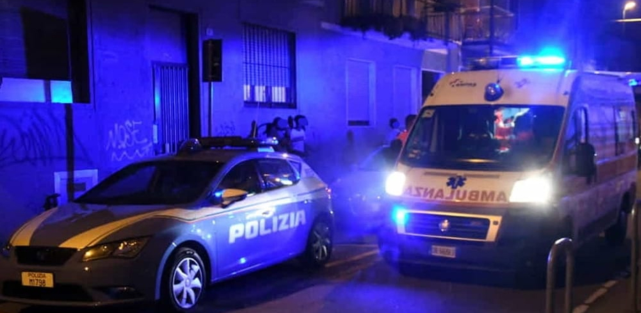 Minaccia di lanciarsi dal tetto di uno stabile: soccorso da polizia e 118