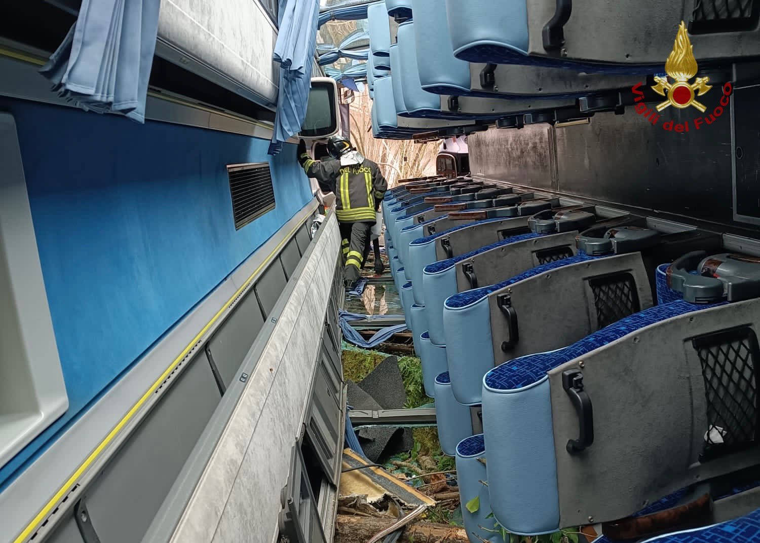 Incidente stradale a Sinagra, pullman finisce in una scarpata: tre feriti