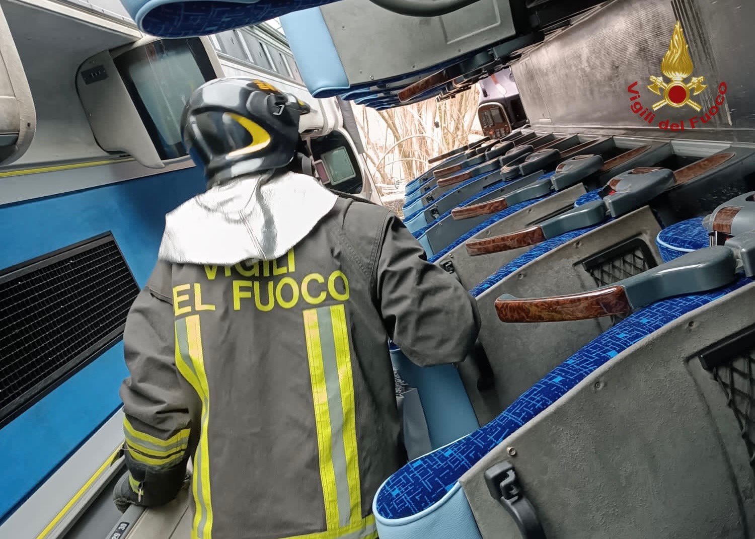 Galleria foto 'Incidente stradale a Sinagra, pullman finisce in una scarpata: tre feriti' - foto 1