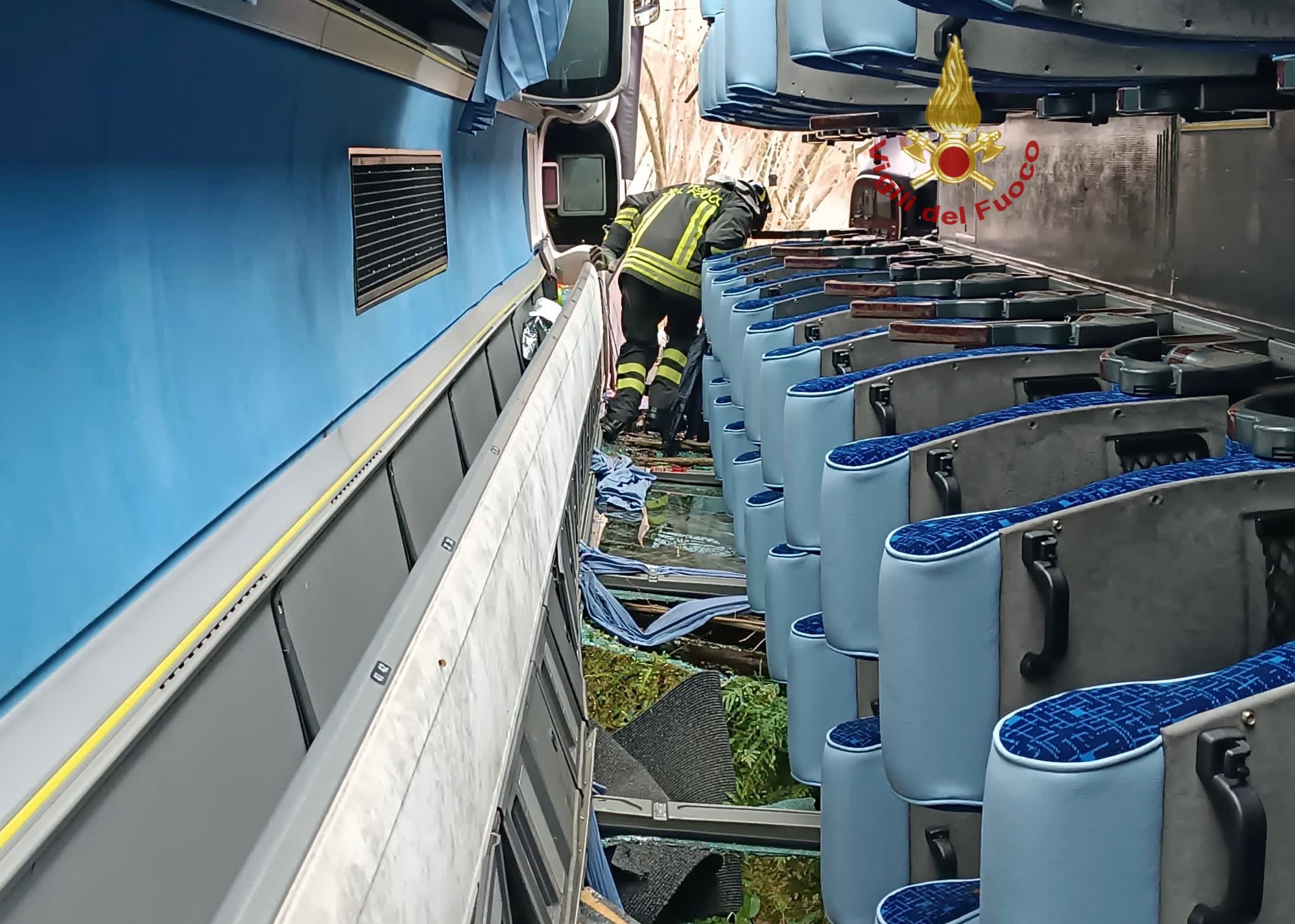 Incidente stradale a Sinagra, pullman finisce in una scarpata: tre feriti