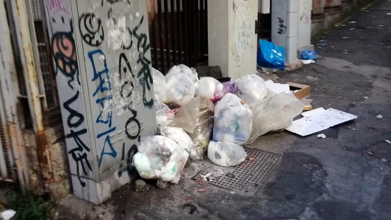 Catania, strade colme di spazzatura: la raccolta differenziata stenta a decollare
