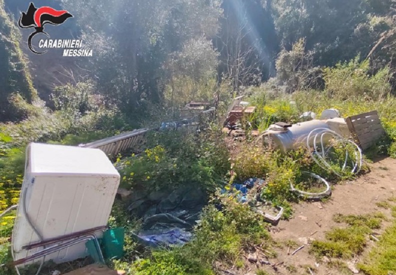 Discarica abusiva, rifiuti speciali accatastati in mezzo alla campagna: una denuncia