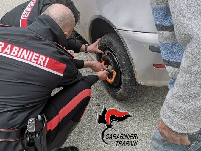 Con la ruota bucata e senza cellulare in campagna, 90enne soccorso dai carabinieri