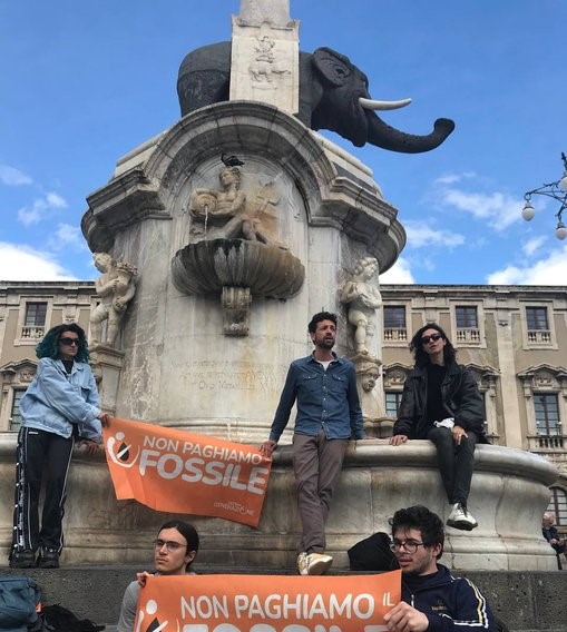 Catania, attivisti Ultima Generazione “incollati” a fontana Elefante
