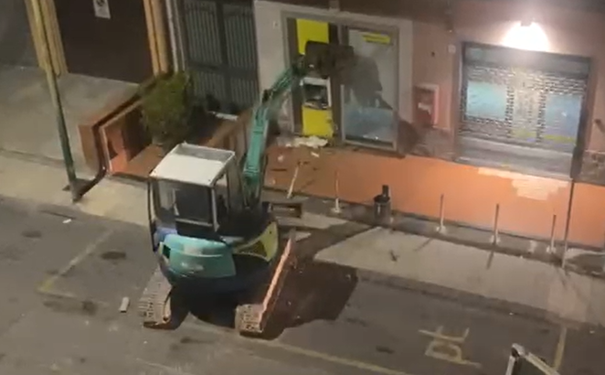L’incredibile furto del postamat con l’escavatore: il video fa il giro del web