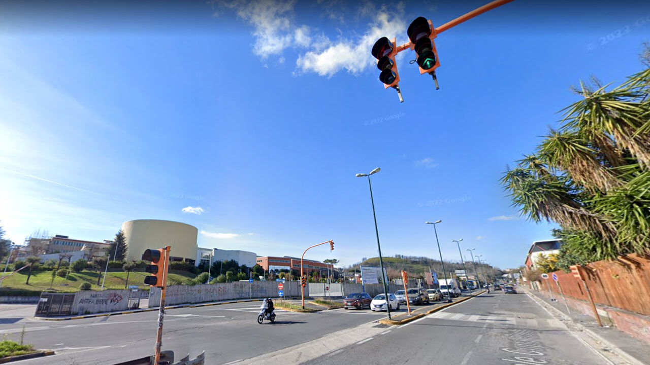 Sfuggono in moto ai carabinieri e travolgono scooter: militari aggrediti