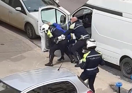 Corriere viene strattonato dai vigili urbani e grida “Aiuto”: il video che fa discutere il web
