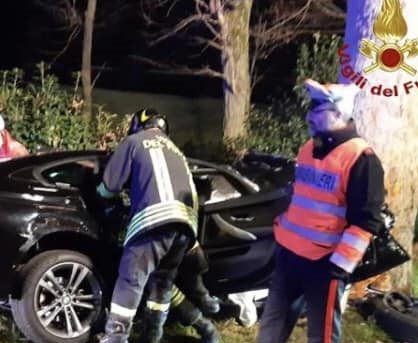 Auto si schianta contro platano, morte due ragazze: due feriti