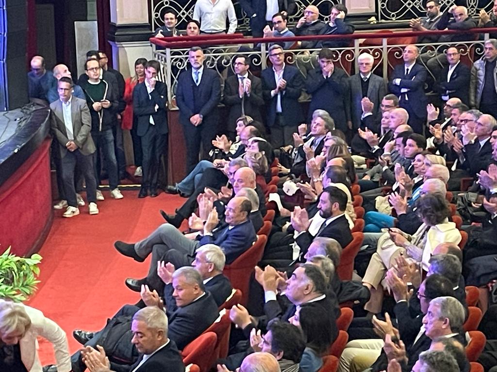 C’è Cancelleri e manca Micciché, così cambia Forza Italia: il meeting degli azzurri