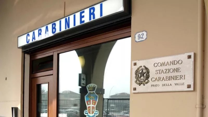 In crisi di astinenza va in caserma a chiedere droga ai carabinieri: denunciato