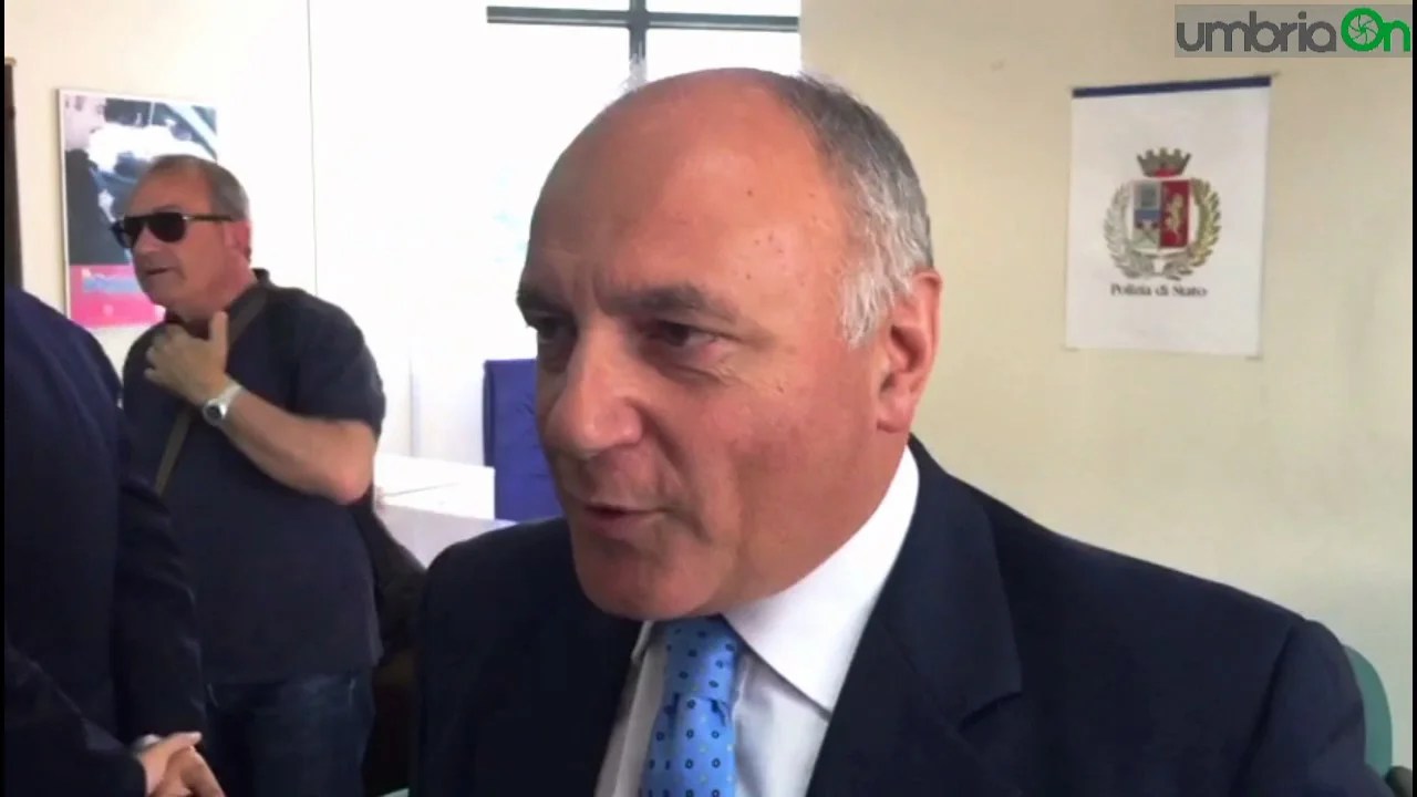 Sfondano porta appartamento per sfratto e si ritrovano in casa del questore