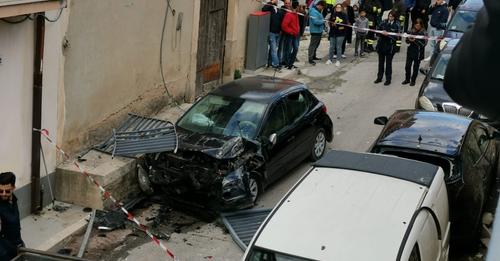 Pauroso incidente a Comiso, auto sfonda una ringhiera e vola giù