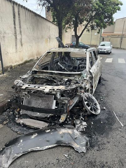 Sindaco impavido: gli bruciano l’auto e lui pubblica foto sui social: “Non mi fate paura”