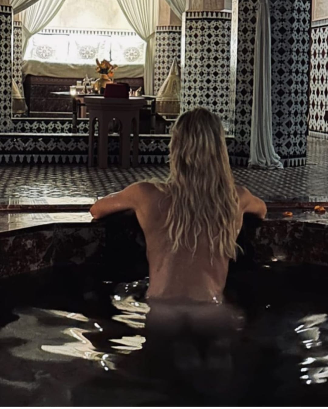 Il bagno hot di Ilary Blasi: festeggia il compleanno nuda in vasca con Bastian