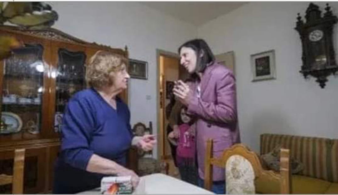 Simpatico fuoriprogramma per la Schlein, invitata in casa da palermitana per un caffè