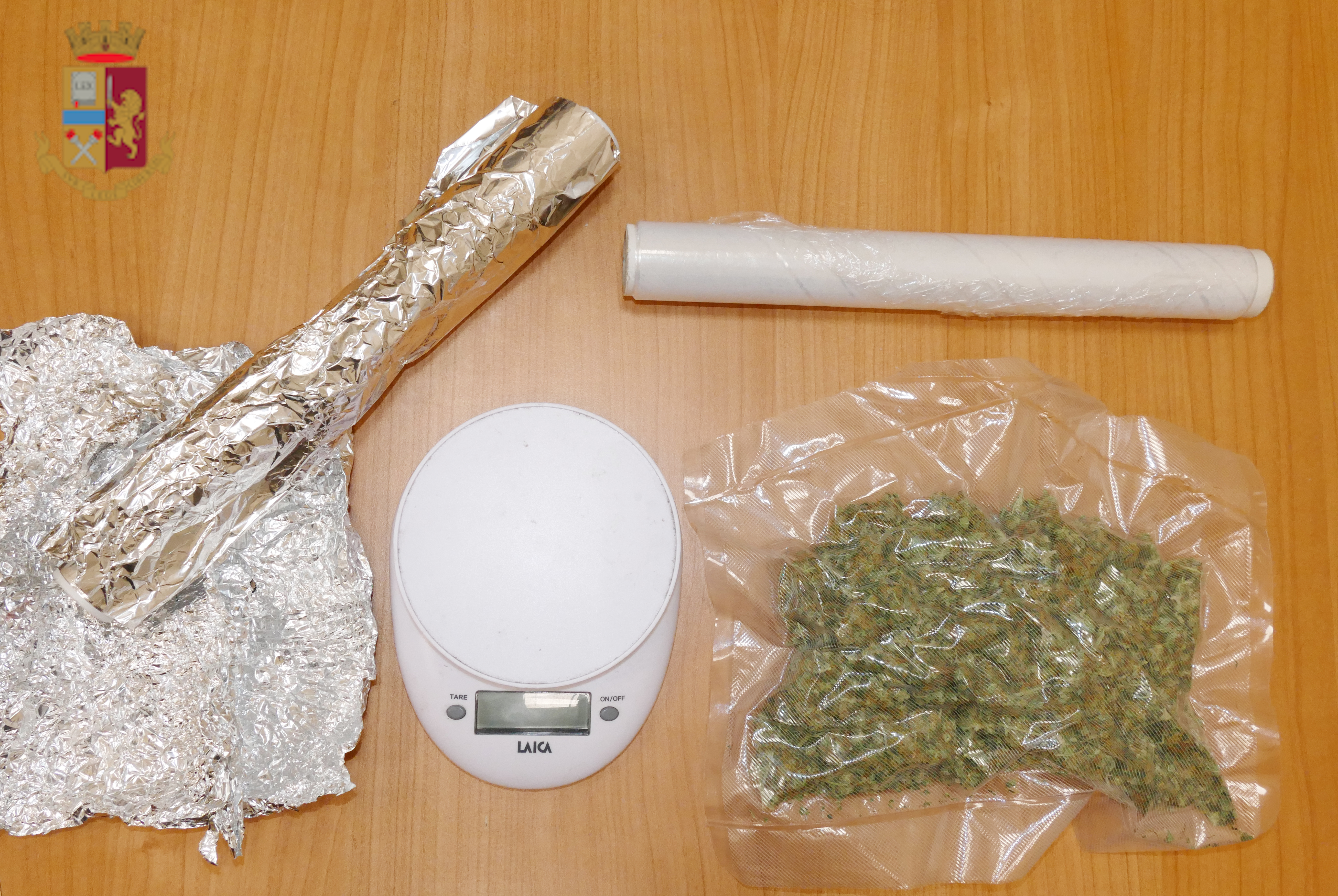 Atteggiamento “timoroso” davanti agli agenti, marijuana in auto e in casa: scatta l’arresto