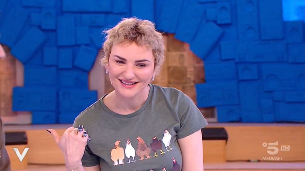 La confessione di Arisa: “Nel non piacermi, mi piaccio”