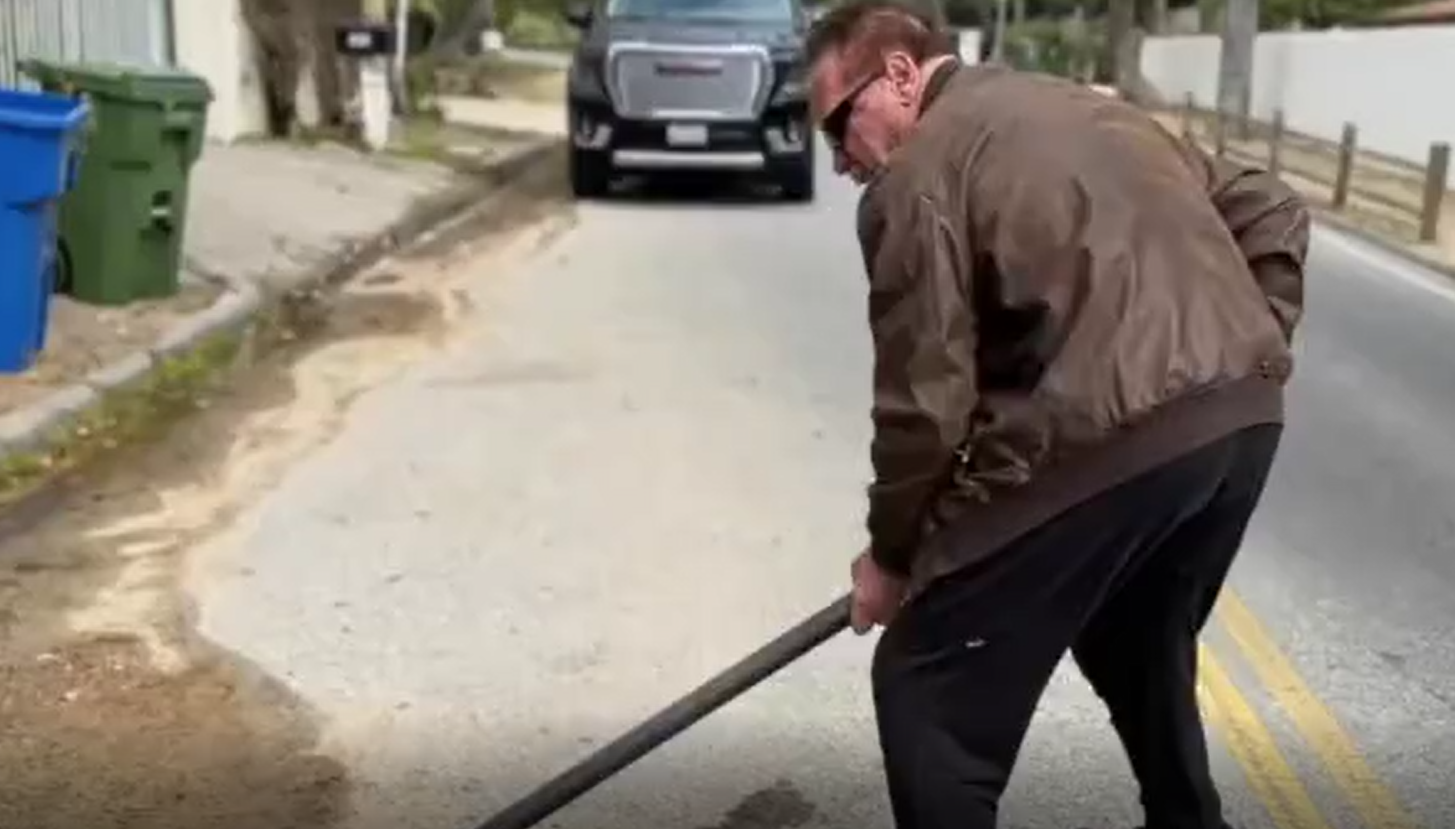 Arnold Schwarzenegger operaio, ripara una buca in strada: il video