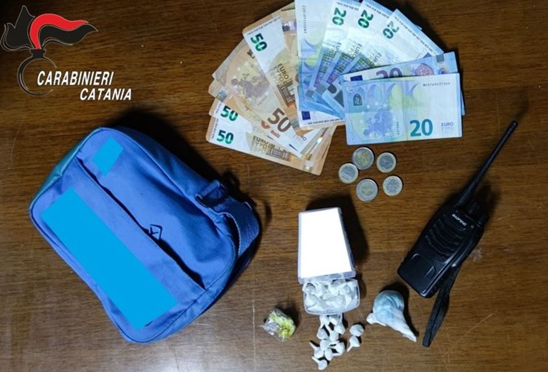 Sorpreso in piazza con il “kit” dello spacciatore: arrestato 18enne