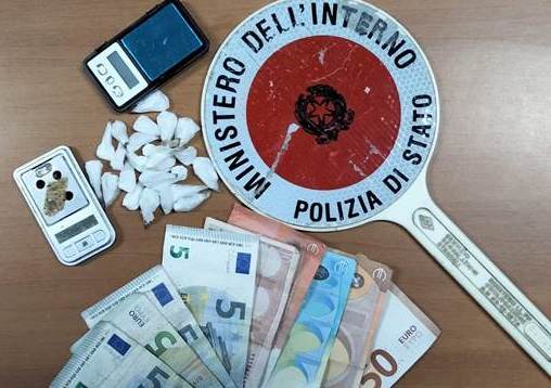 Avola, sorpreso in casa mentre prepara dosi di eroina: arrestato
