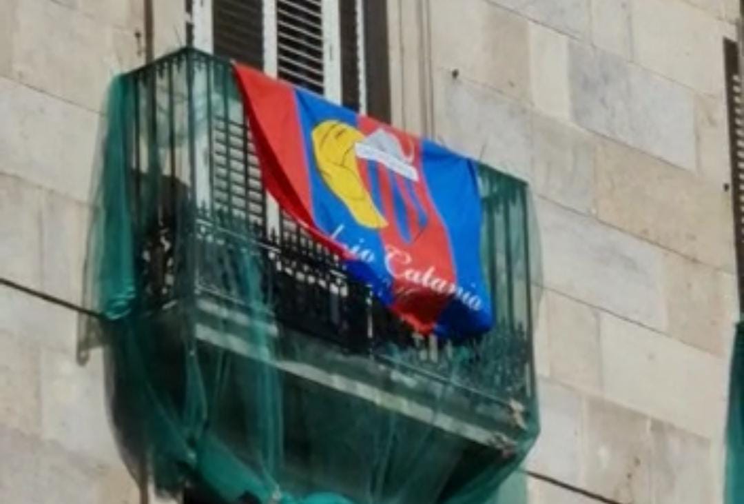 Catania mania anche a Barcellona: una bandiera rossazzurra svetta sulle Ramblas – VIDEO