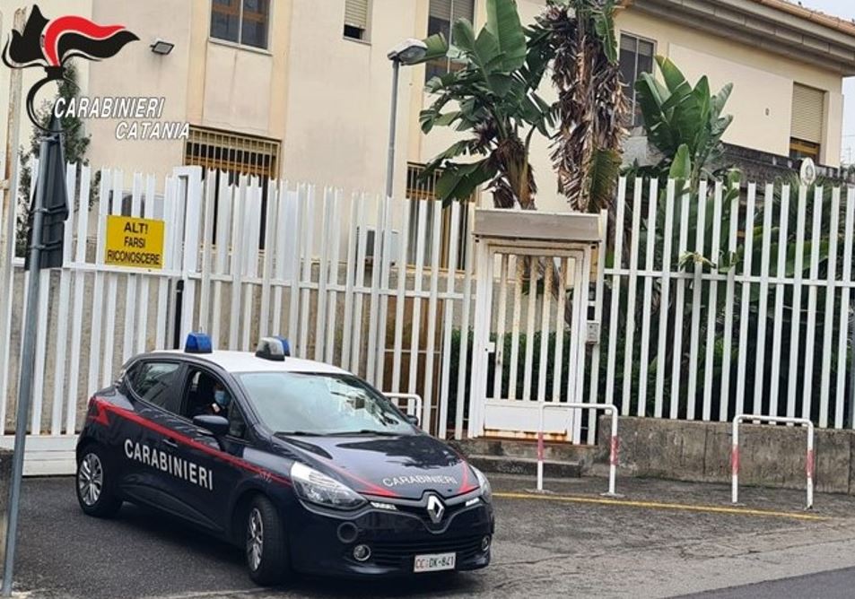 “Sospetti” al Pala-Cannizzaro, fratelli sorpresi a rubare caditoie