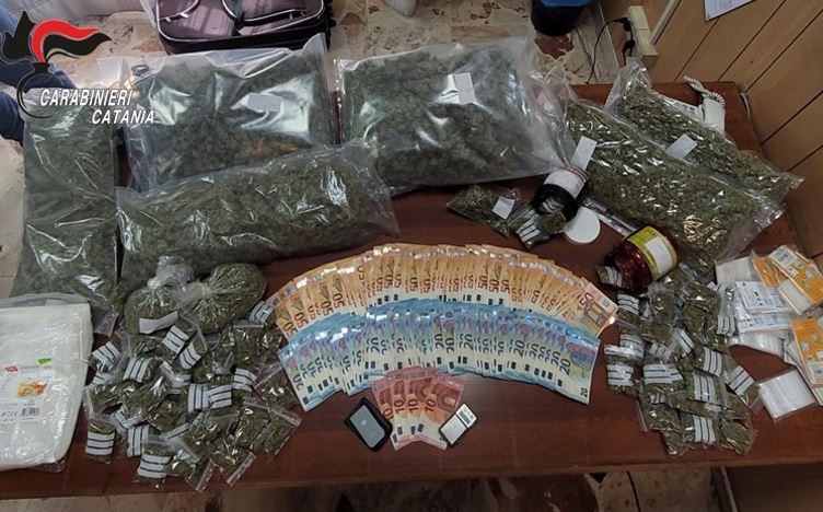La borsa sul balcone e i 6 chili di marijuana, arrestata coppia di fidanzati pusher