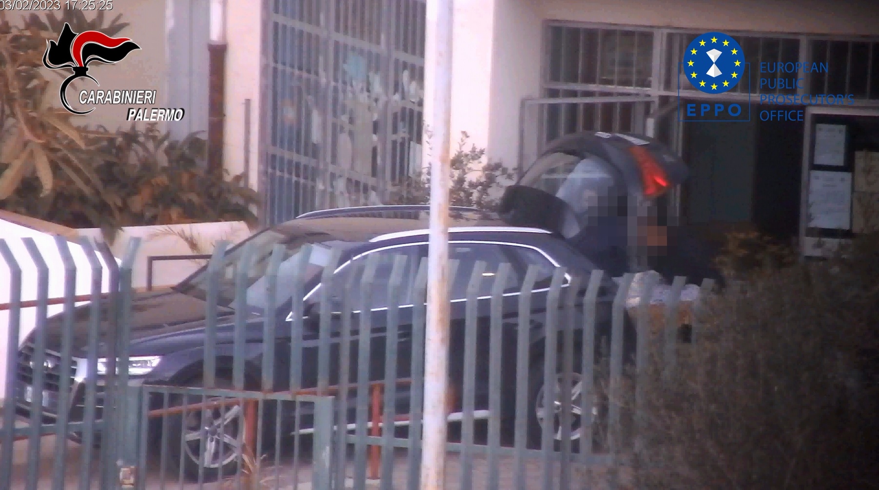 Prima l’arresto della preside, poi i vandali: sassi contro i vetri della scuola Giovanni Falcone