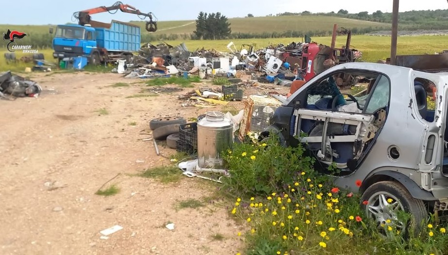 Discarica abusiva nel Siracusano, dalle lavatrici fuori uso alle batterie esauste: tre denunce