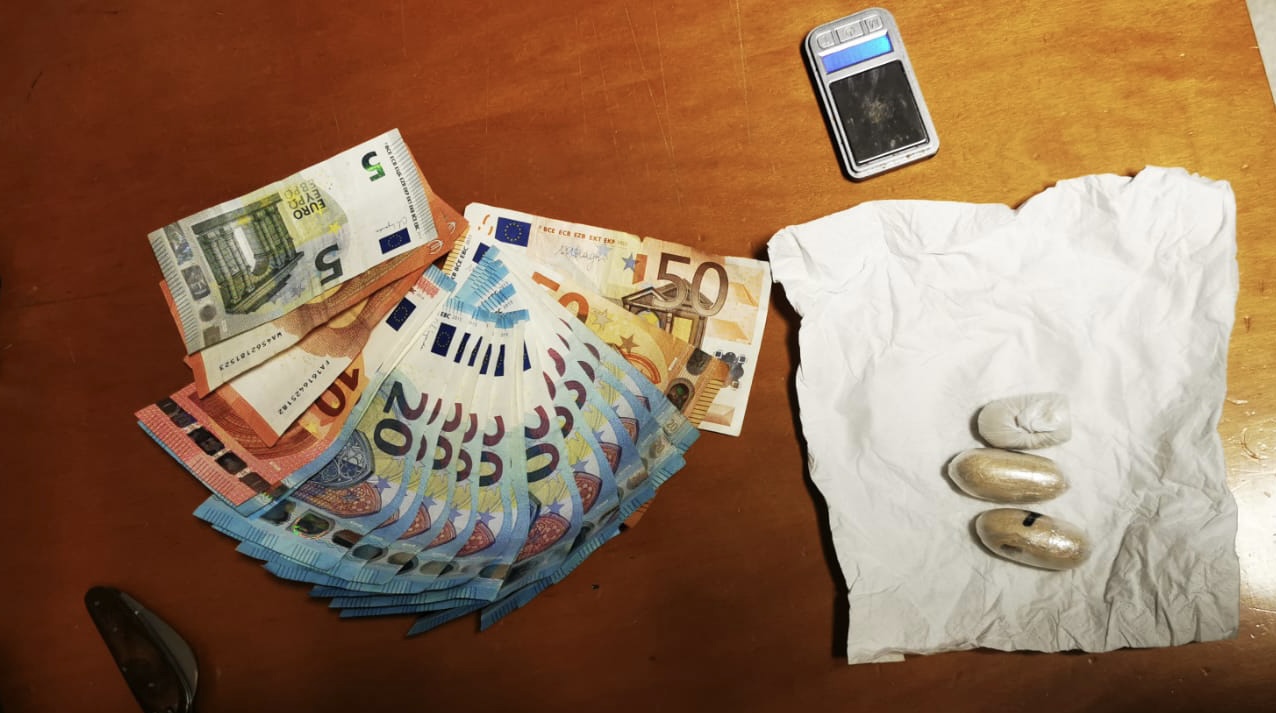 Corriere della droga in giro con l’auto, “sorpreso” con l’eroina nella biancheria intima