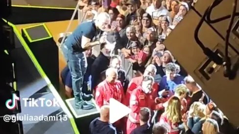 Firenze, fan si sente male al concerto di Eros Ramazzotti: il cantante rimprovera i soccorritori – VIDEO