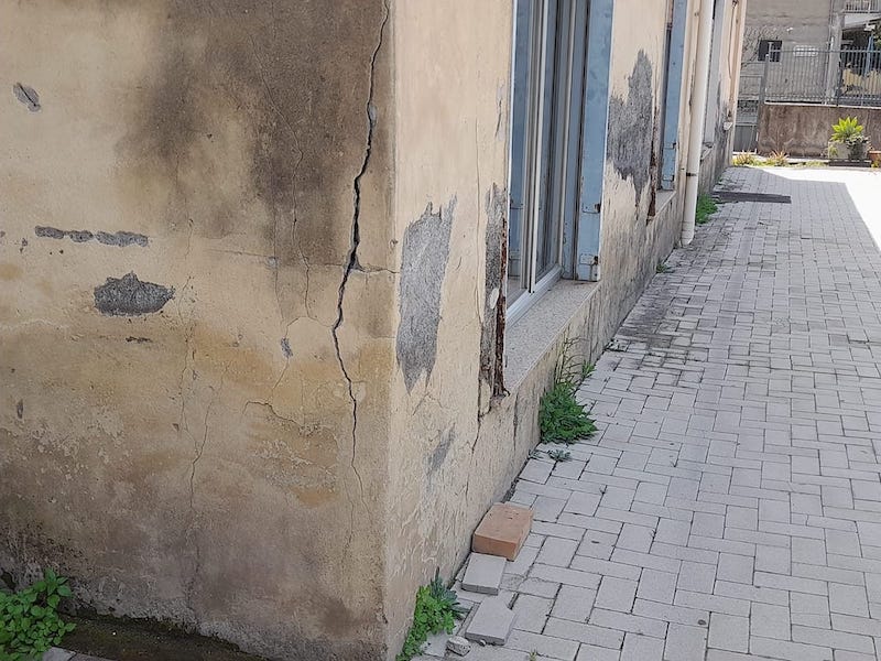 Mascali, scuole da rifare: “Infiltrazioni d’acqua e distacchi di intonaco”