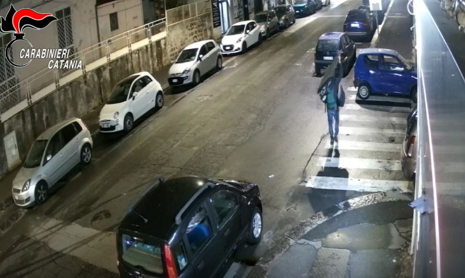 Il finto fattorino, la porta scassinata e la birra dopo il furto, arrestato 34enne – VIDEO