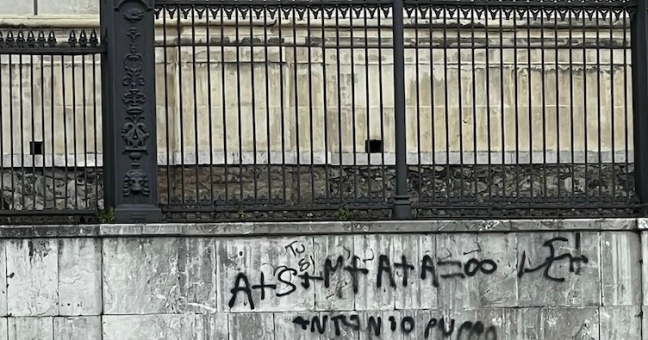 Vandali in azione a Giarre: imbrattato muro della Chiesa Madre