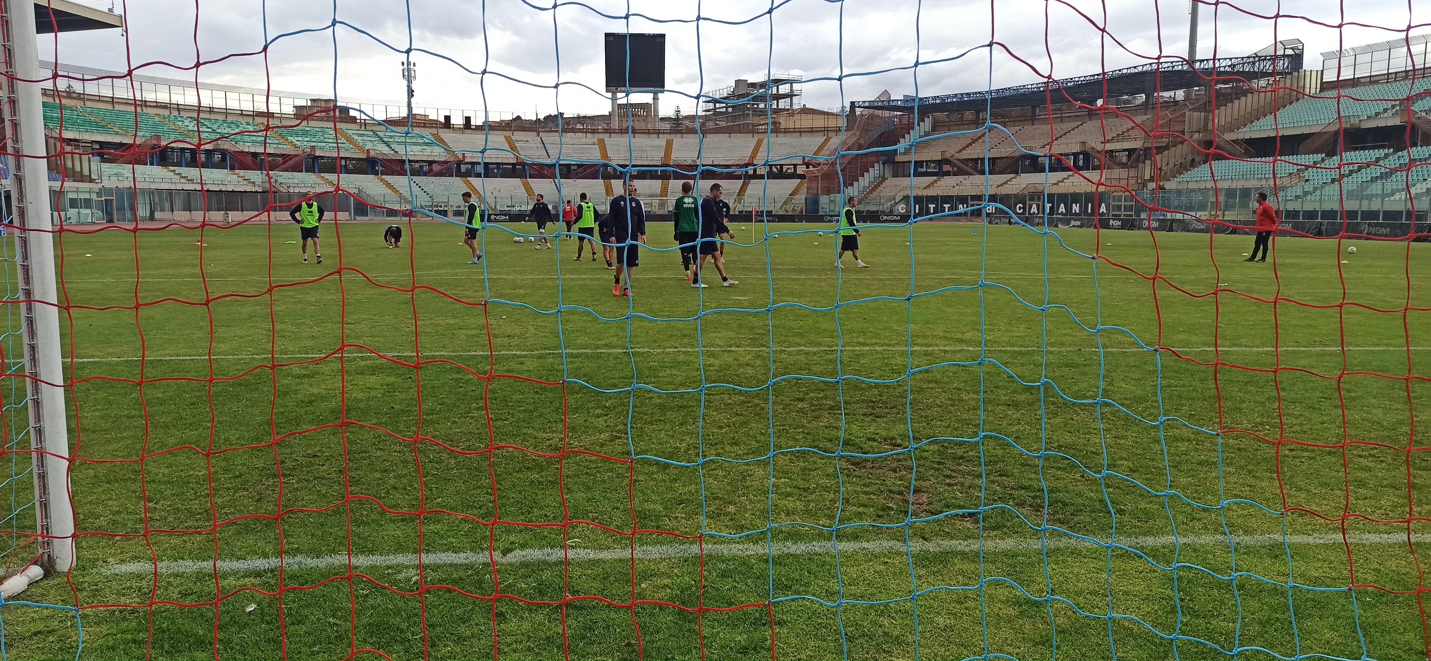 Catania, seduta sotto la pioggia al “Massimino”. E Litteri parla del suo futuro