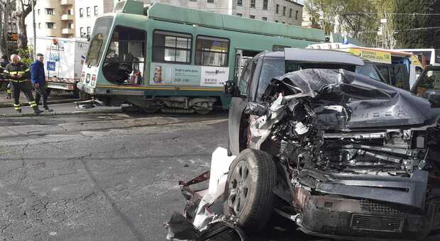Spavento per Ciro Immobile, scontro in auto con un tram
