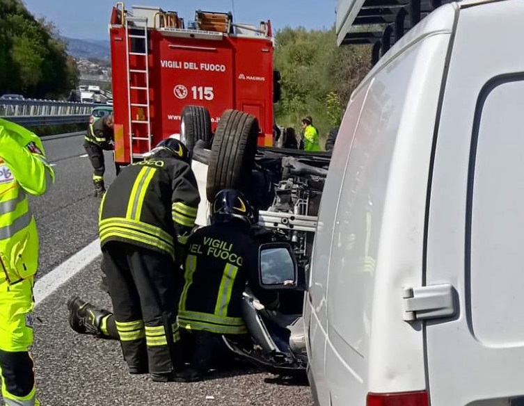 Incidente sulla A18, furgone si scontra con auto: una persona in ospedale