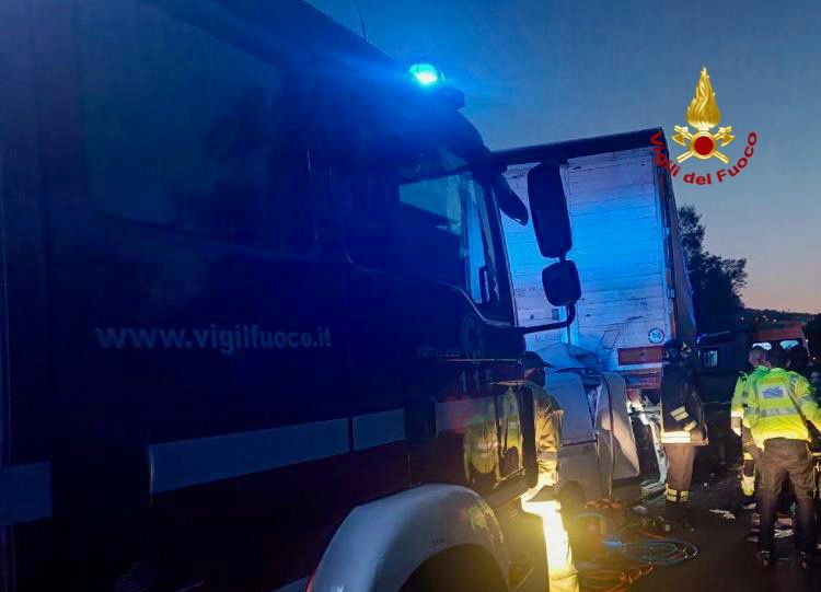 Sangue sulla Messina-Catania nella notte, un morto e un ferito grave