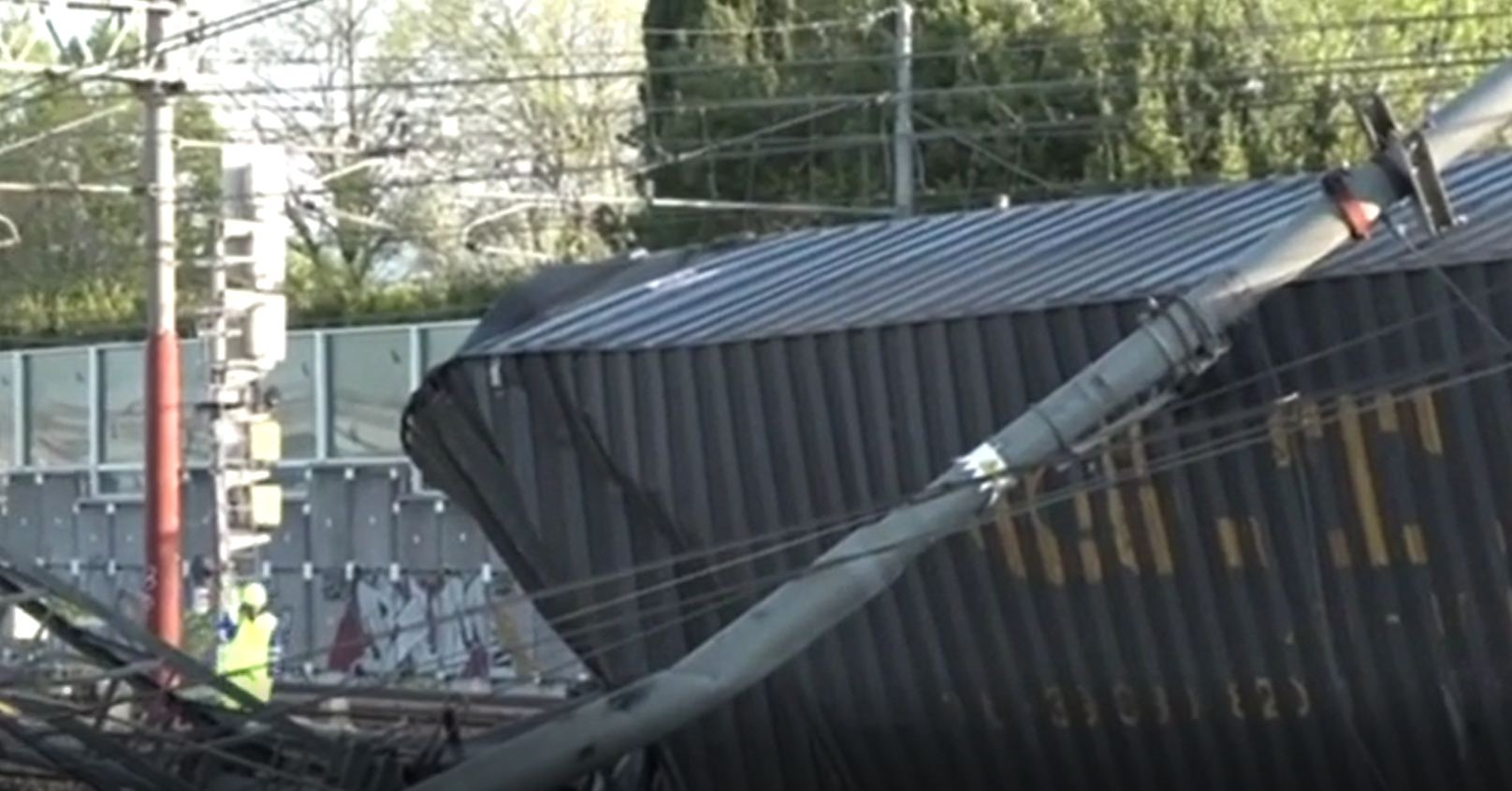 L’Italia dei treni ferma dopo incidente a convoglio merci a Firenze