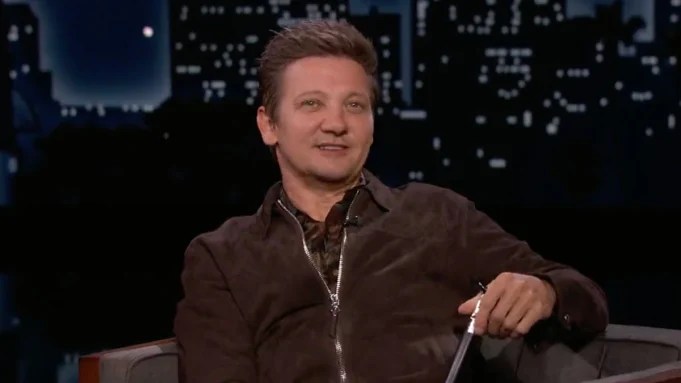 Avengers, Jeremy Renner riappare in pubblico e torna a camminare