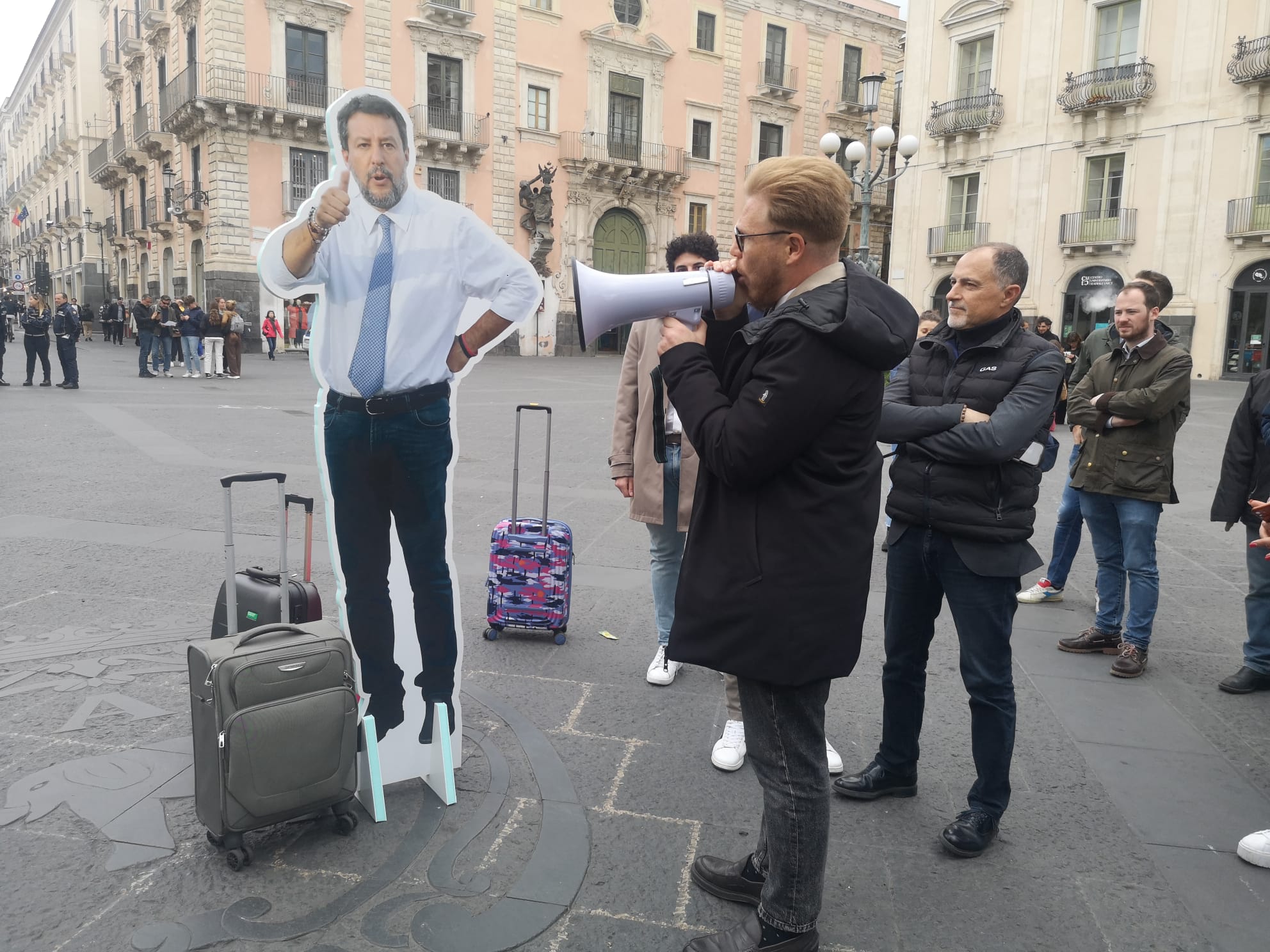 Il cartonato di Salvini e i biglietti regalati ai fuorisede, La Vardera: “In piazza contro il caro voli” VIDEO