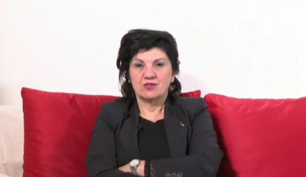 Torna in classe la maestra sospesa per le preghiere: accoglienza tra lacrime e abbracci